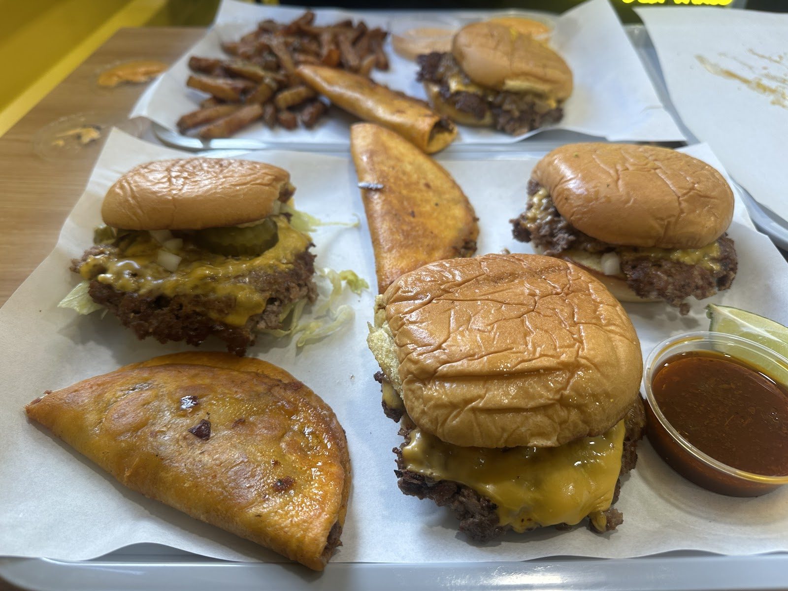 Smash Burger und Birria Tacos zusammen auf dem Tablett