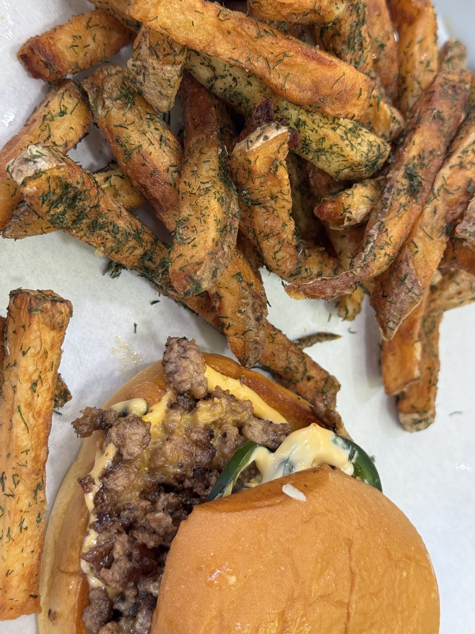 Smaco Fries mit Dill und ein Smash Burger in der Nahaufnahme